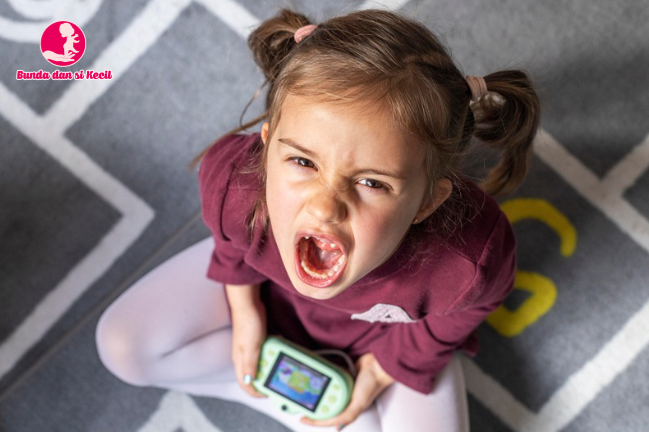 Mendiamkan vs. Menemani Anak Saat Tantrum: Mana yang Lebih Baik?